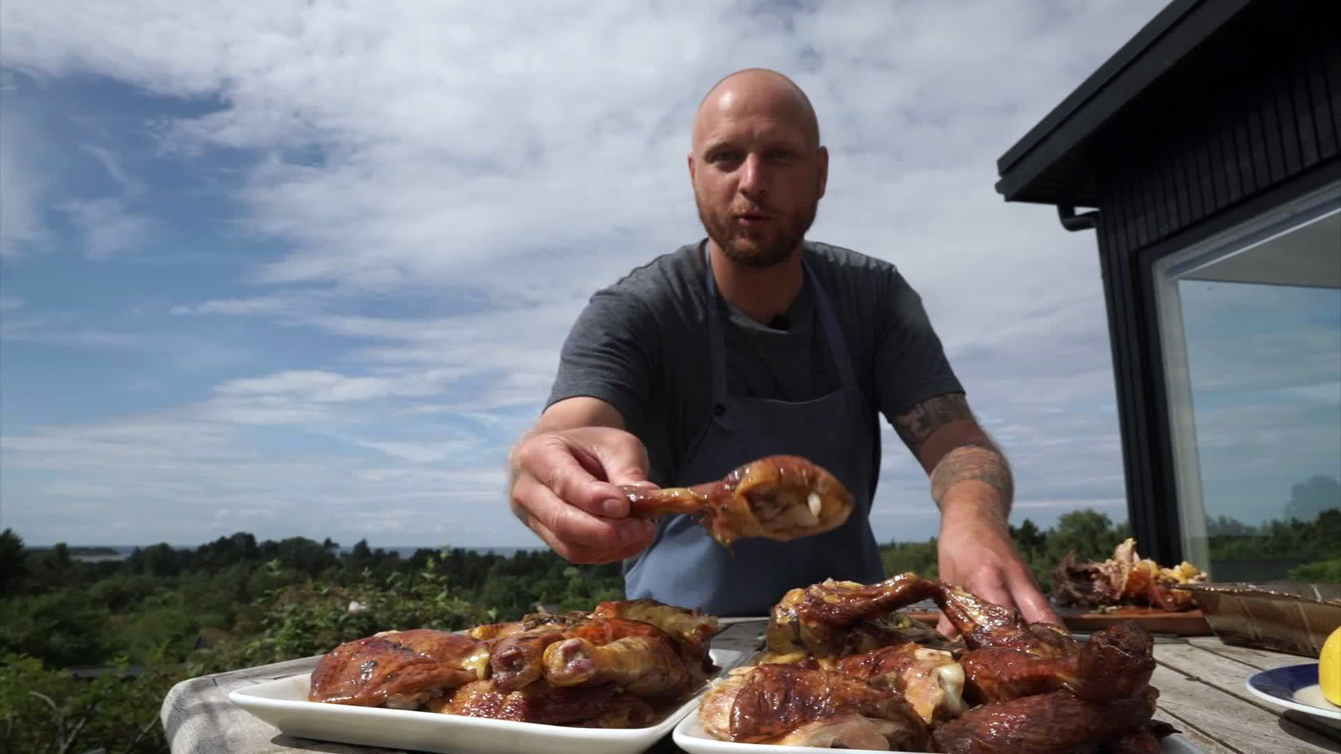 dagsorden fritid vægt Grillede kyllinger | Med sprødt og smagfuldt skind - FoodTV