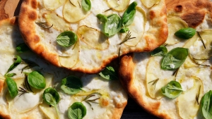 Hilsen plantageejer Rundt om Pizza på grill | Den perfekte pizza bianca - FoodTV