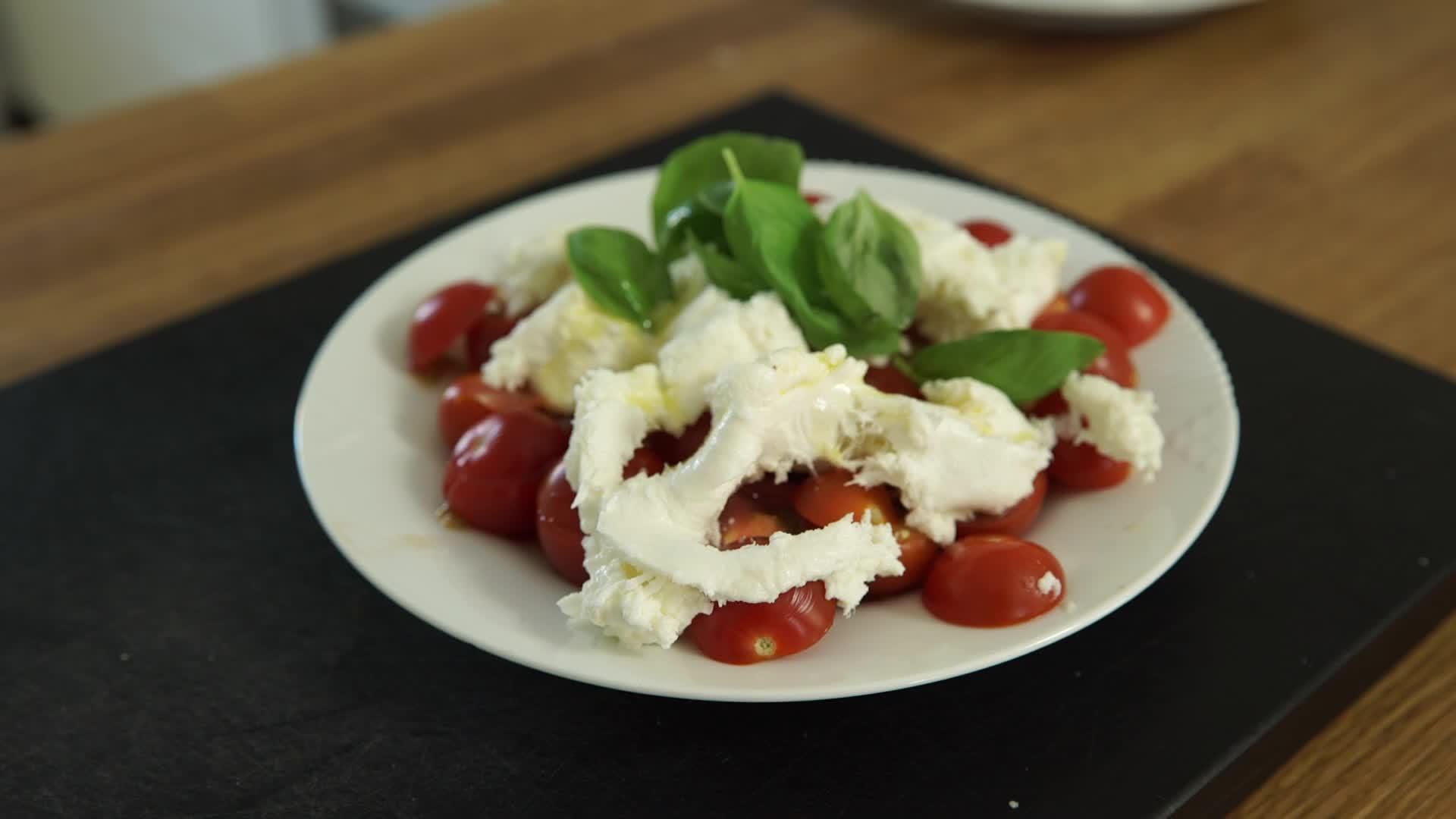 Hurtig tomatsalat på 18 sekunder Salat til din aftensmad på rekordtid - FoodTV